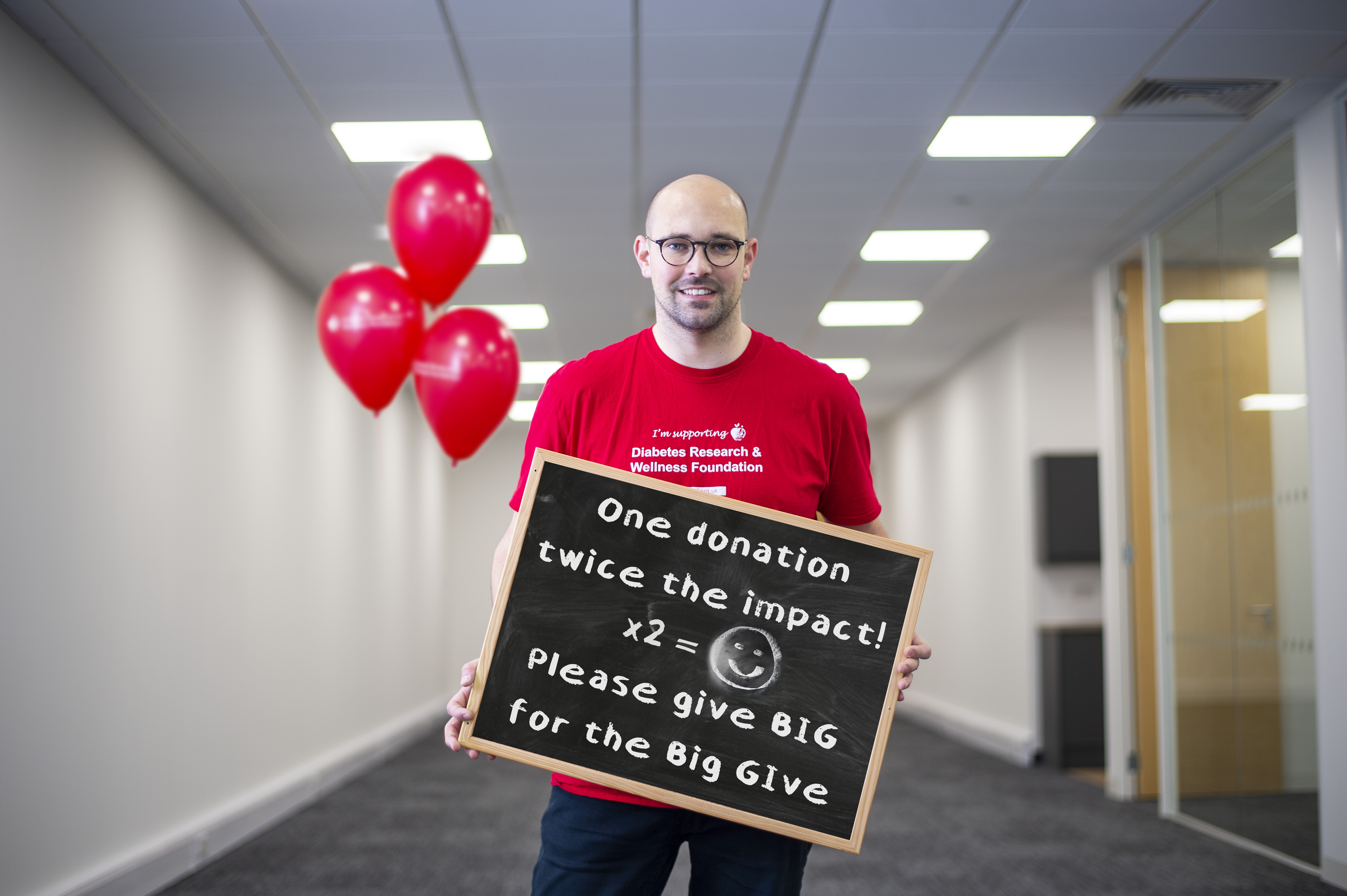 TIM BIG GIVE 2 BALOONS Dt2j