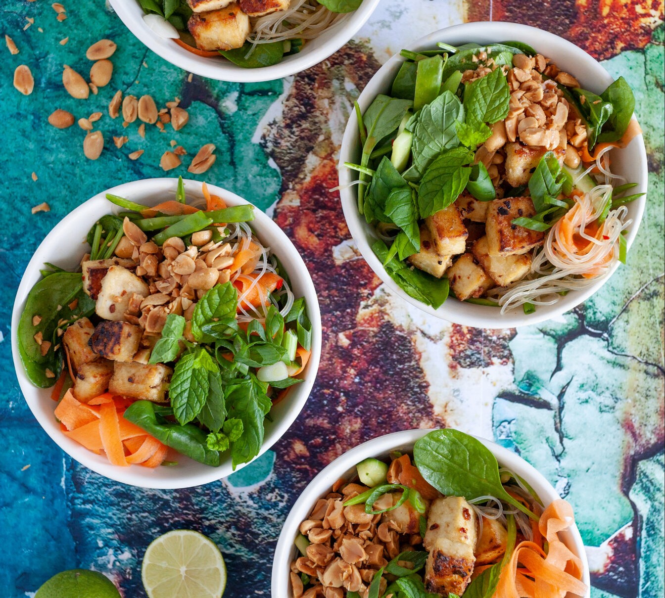 Asiatisk Nudelsallad Med Krispig Tofu Foto Nurlan Emir Original 1344X13442